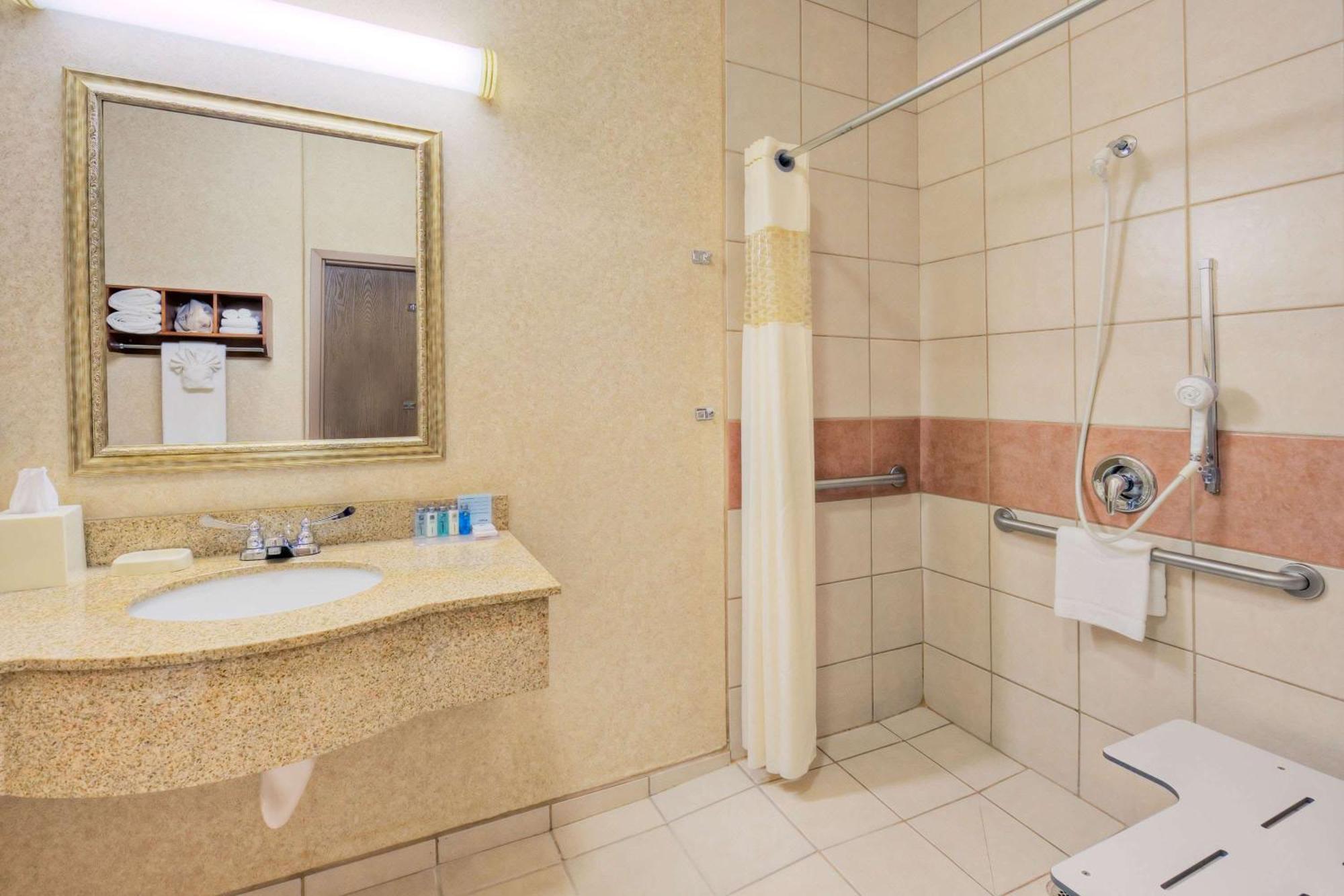 Hampton Inn & Suites Палмдейл Экстерьер фото